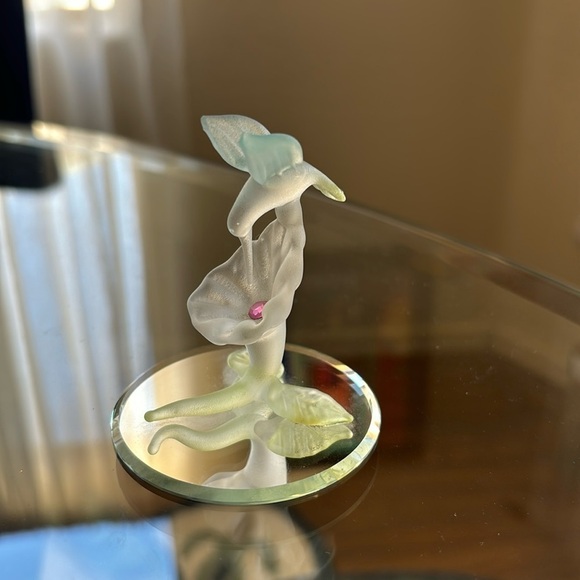 Frosted Glass Hummingbird on Flower Petal Figurine - Picture 3 of 6